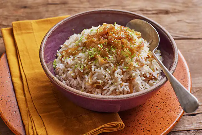 Arroz perfumado com cebola caramelizada e castanha-de-caju