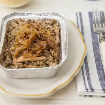 Arroz sírio com frango e cebola caramelizada
