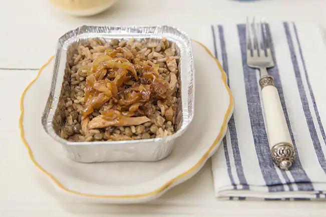 Arroz sírio com frango e cebola caramelizada