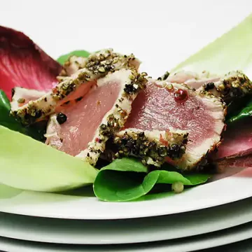 Atum fresco em crosta picante e salada