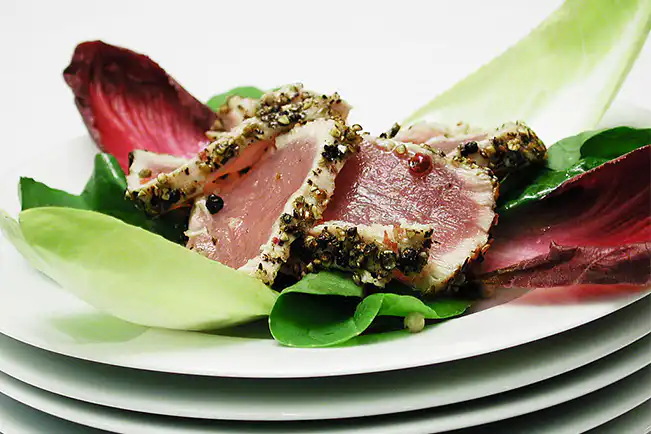 Atum fresco em crosta picante e salada