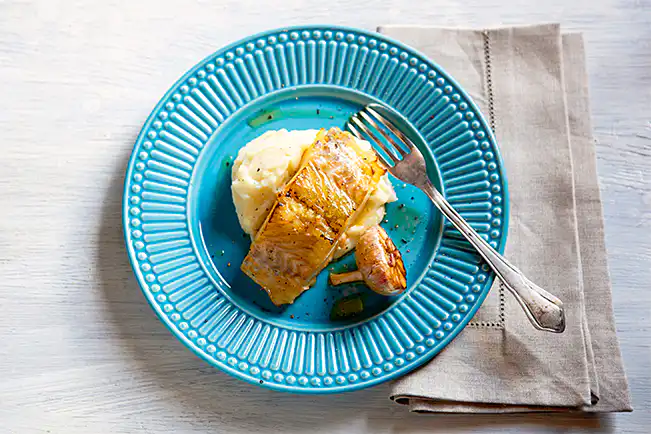 Bacalhau com purê perfumado com alho