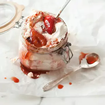 Bagunça de morango com calda de cachaça