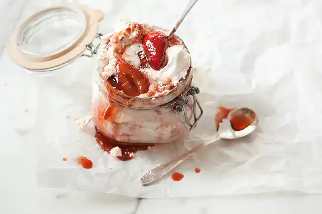 Receita de Bagunça de morango com calda de cachaça