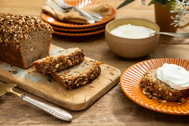 Banana bread com crocante de aveia (bolo de banana)
