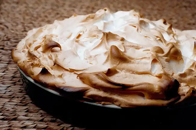 Banana caramelada com suspiro