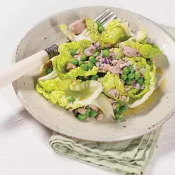 Barquinha de alface com atum e ervilha