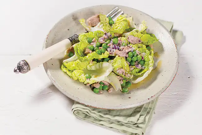 Barquinha de alface com atum e ervilha
