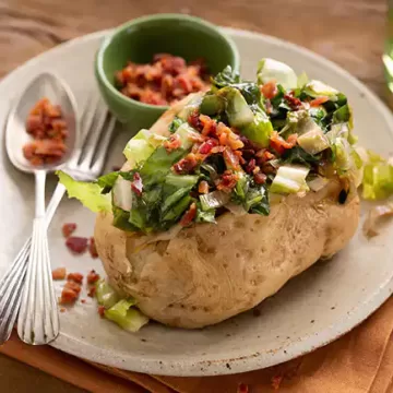 Batata assada no micro-ondas com escarola e bacon