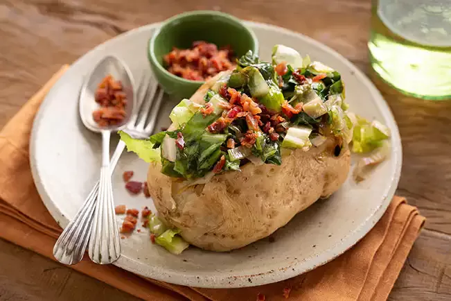 Receita de Batata assada no micro-ondas com escarola e bacon