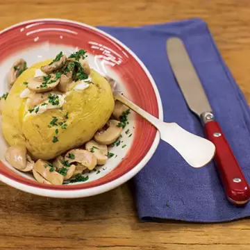Batata assada no micro-ondas recheada com cogumelo