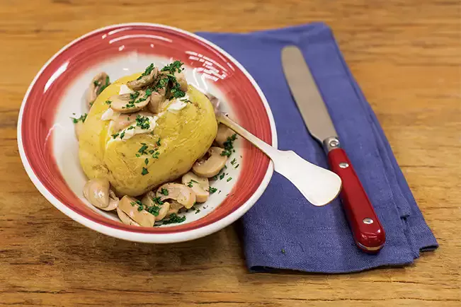 Receita de Batata assada no micro-ondas recheada com cogumelo