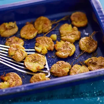 Batata bolinha ao murro com alecrim