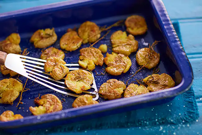 Batata bolinha ao murro com alecrim