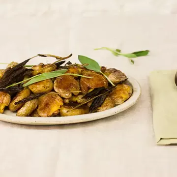 Batata bolinha ao murro com sálvia
