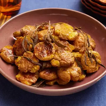 Batata bolinha ao murro com sálvia e páprica