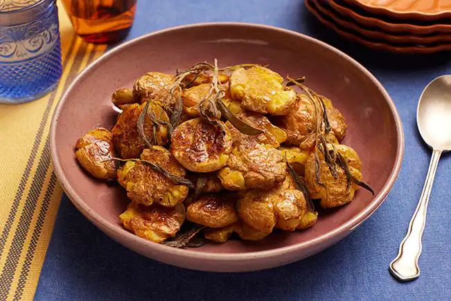 Batata bolinha ao murro com sálvia e páprica