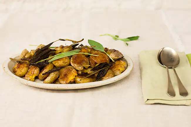 Batata bolinha ao murro com sálvia