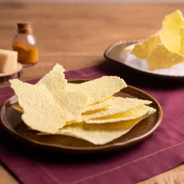 Beiju de tapioca com cúrcuma e queijo