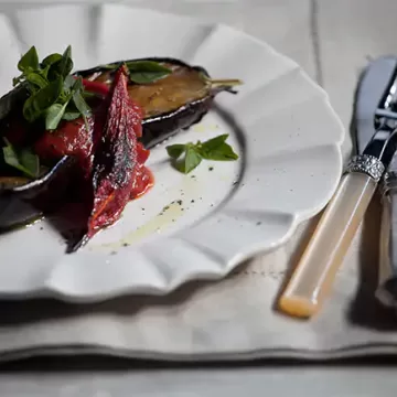 Berinjela assada com molho de tomate