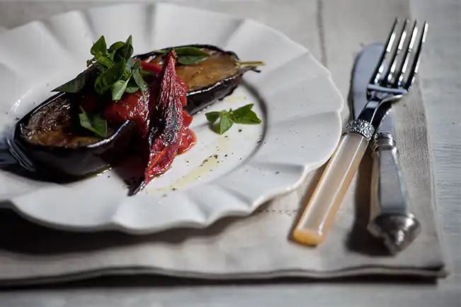 Berinjela assada com molho de tomate