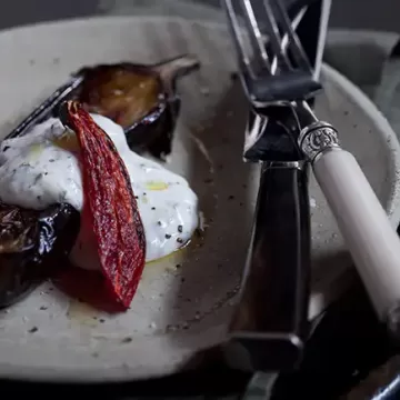 Berinjela assada com pimenta e molho de iogurte