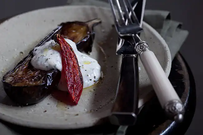 Berinjela assada com pimenta e molho de iogurte