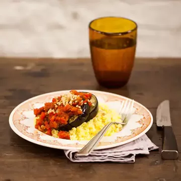 Berinjela grelhada com molho mediterrâneo e cuscuz marroquino