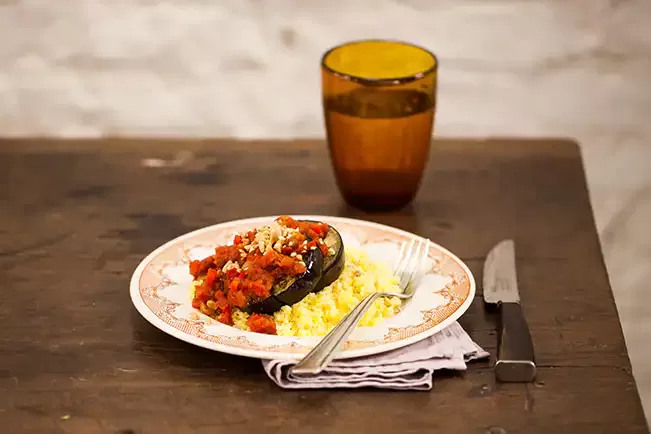 Receita de Berinjela grelhada com molho mediterrâneo e cuscuz marroquino