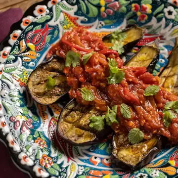 Berinjelas assadas com molho de tomate e pimentão