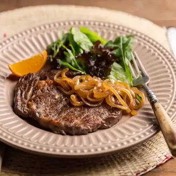 Bife acebolado