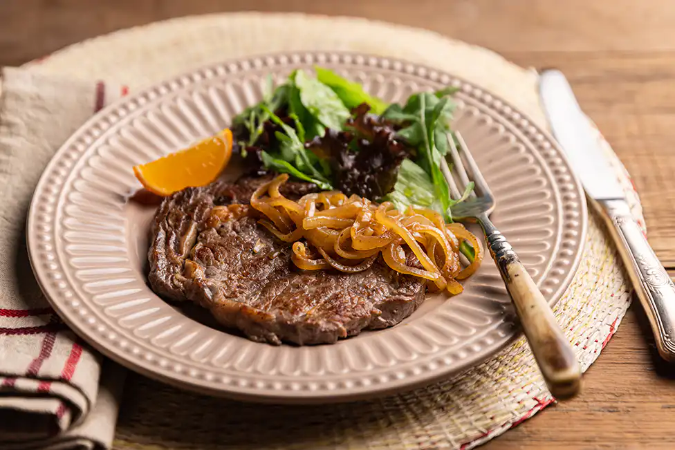 Bife acebolado