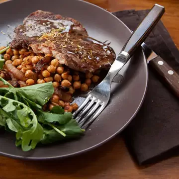 Bife com molho de limão e grão-de-bico