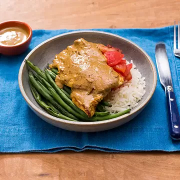 Bife de frango com marinada de iogurte e curry