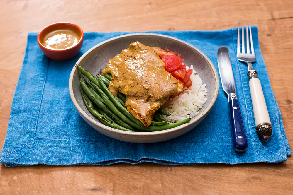 Bife de frango com marinada de iogurte e curry