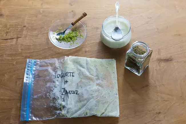 Receita de Bife de frango com marinada de iogurte e zatar