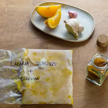 Bife de frango com marinada de laranja, mel e gengibre