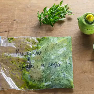 Bife de frango com marinada de manjericão e limão