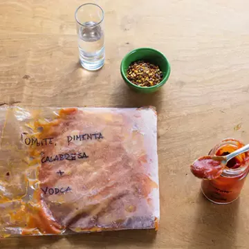 Bife de frango com marinada de tomate e vodca
