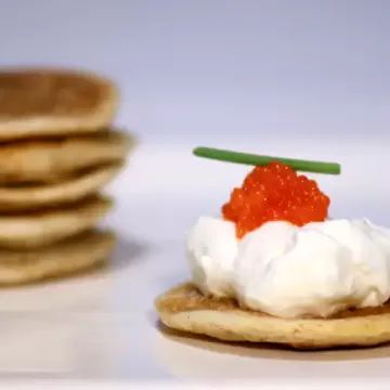 Blinis integrais com creme azedo e ovas