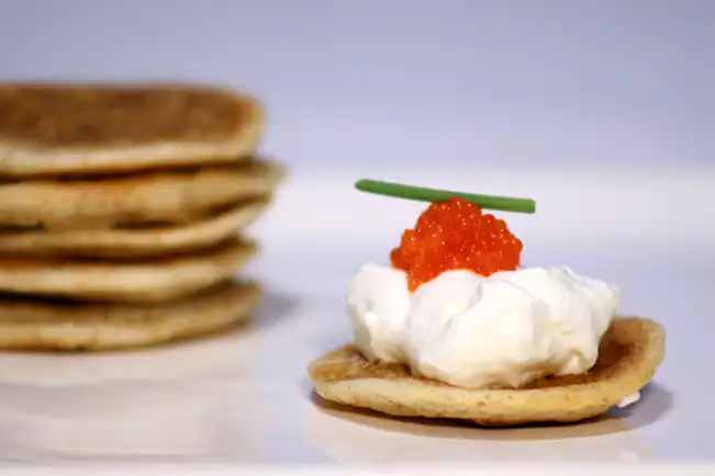 Blinis integrais com creme azedo e ovas