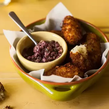 Bolinho de bacalhau com tapenade de azeitonas