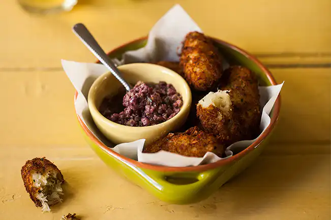 Bolinho de bacalhau com tapenade de azeitonas