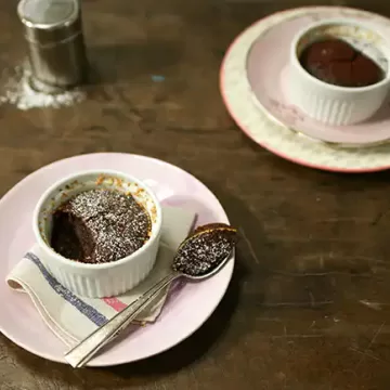 Bolinho de chocolate com castanha-de-caju e mel