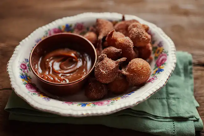 Bolinho de chuva com doce de leite cremoso