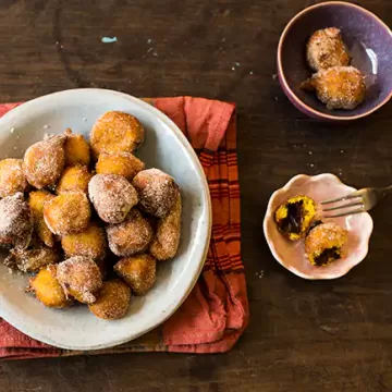 Bolinho de chuva de abóbora com chocolate
