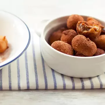 Bolinho de chuva recheado de doce de leite