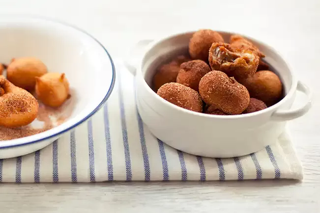 Receita de Bolinho de chuva recheado de doce de leite