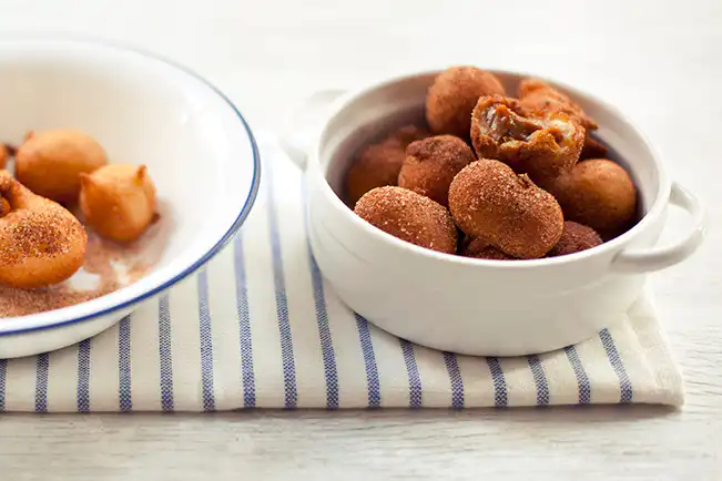 Bolinho de chuva recheado de doce de leite