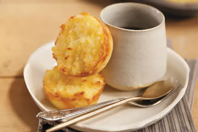 Bolinho de mandioca com coco